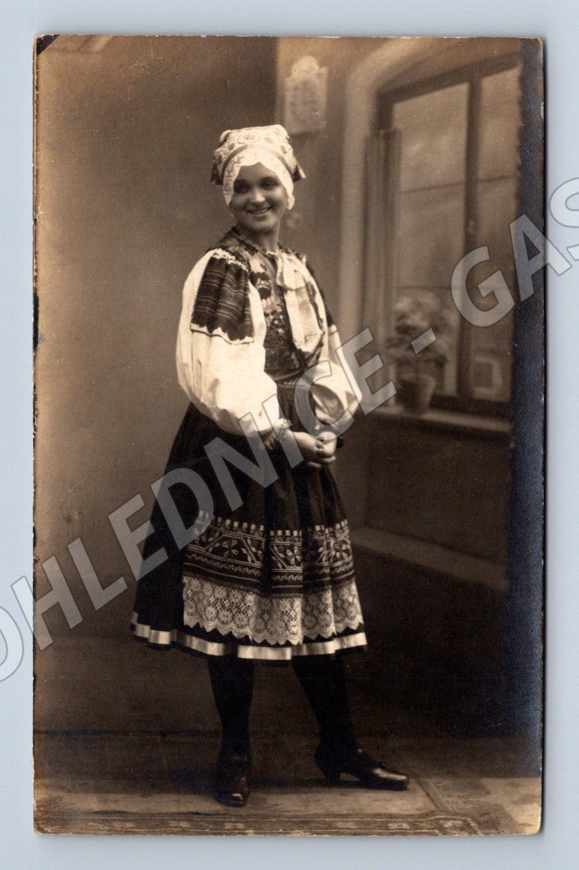 Pohlednice dívka v českém kroji Praha 1920 (M9012)