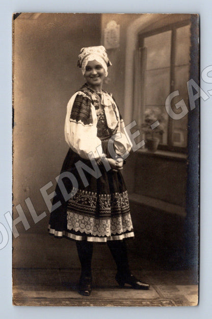 Pohlednice dívka v českém kroji Praha 1920 (M9012)