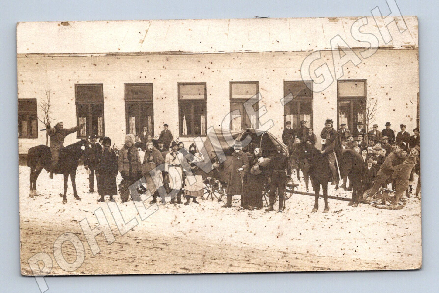 Pohlednice zimní scéna koně saně Masopust (M9042)