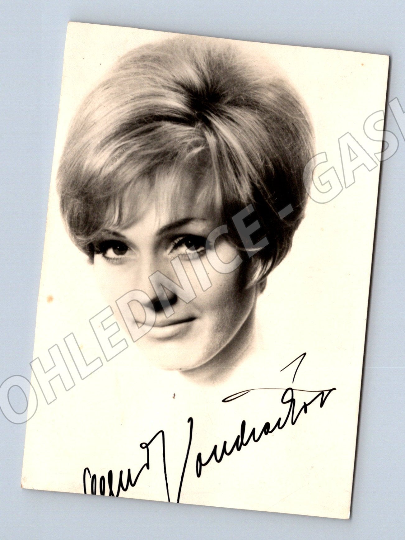 Postcard portrait of the actress with signature (M9080)