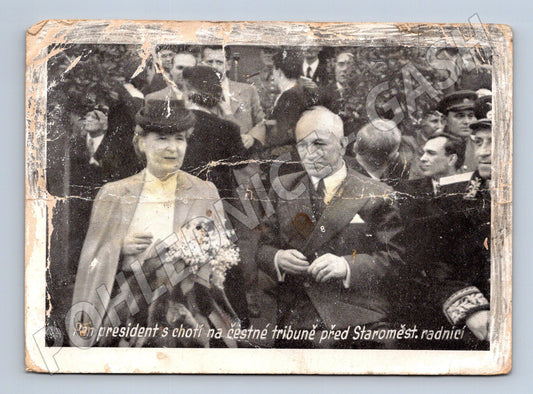 Postcard President and spouse on the Staromák tribune (M9121)