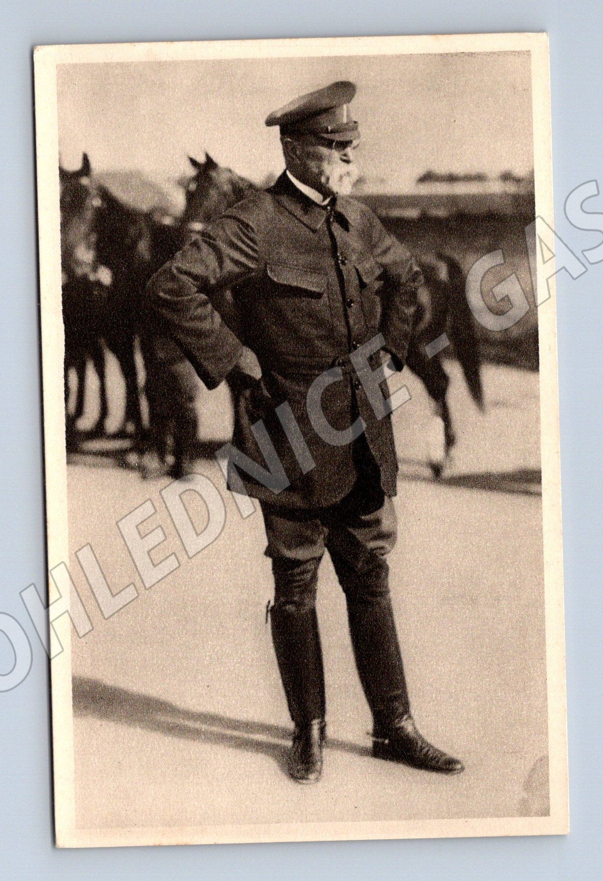 Pohlednice T G Masaryk před vyjížďkou na koni 1922 (M9200)