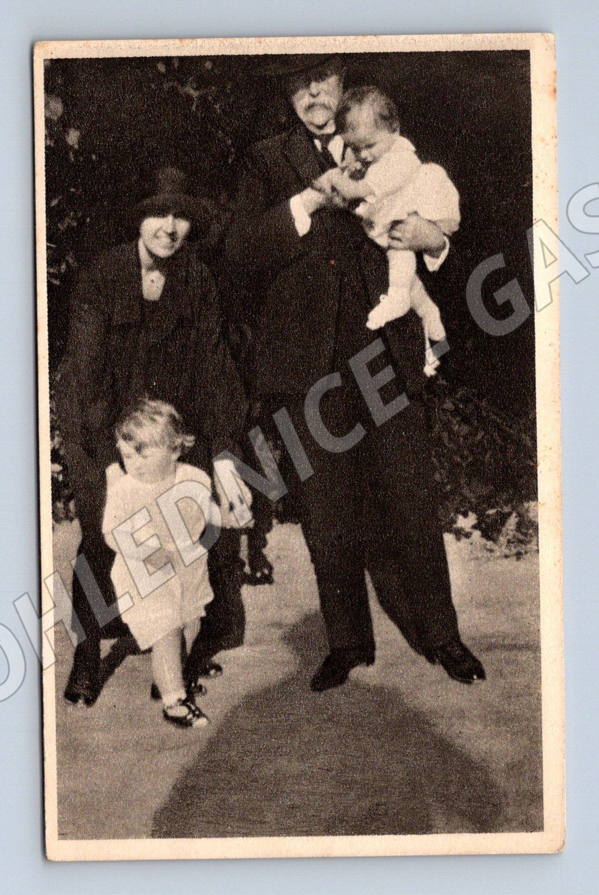 Postcard Masaryk with grandchildren Montreux 1923 (M9248)