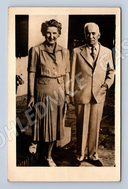 Postcard portrait of a man and a woman, period fashion (M9254)