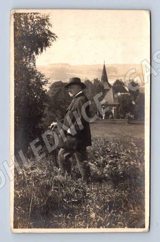 Pohlednice venkovská krajina muž s hráběmi (M9293)