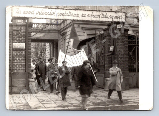 Pohlednice Praha 1966 průvod Karlovo náměstí (M9422)