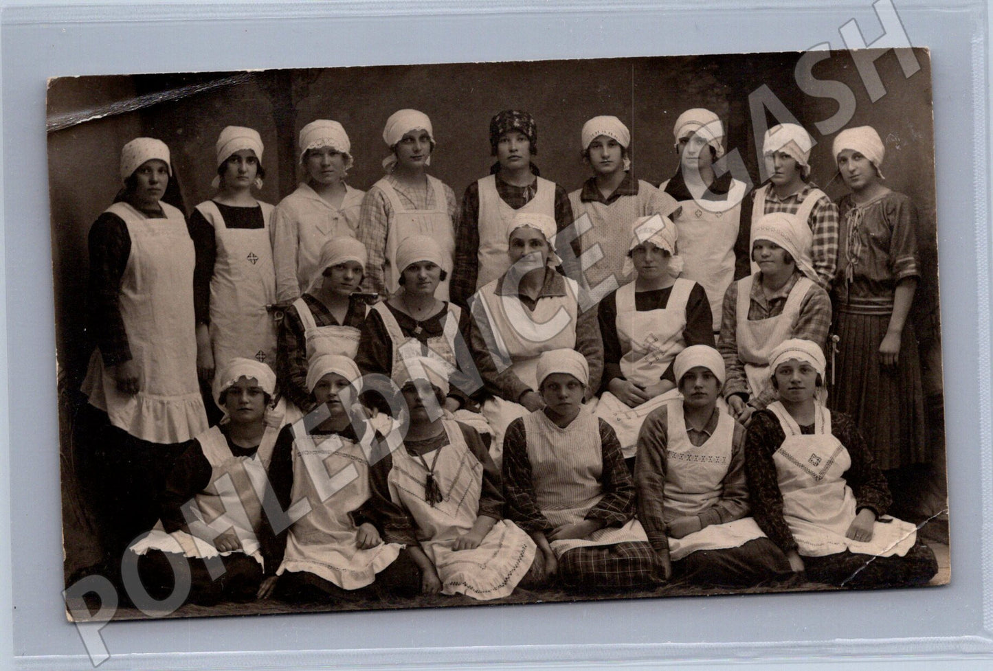 Pohlednice skupina žen v zástěrách 1925 27 (M9427)