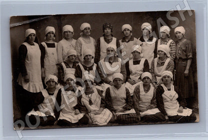 Pohlednice skupina žen v zástěrách 1925 27 (M9427)