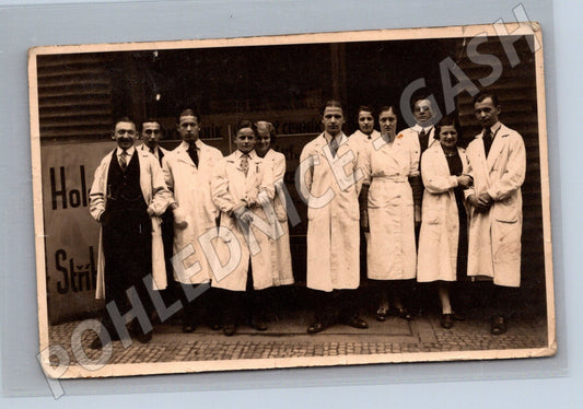 Pohlednice zaměstnanci v pláštích holiči (M9429)