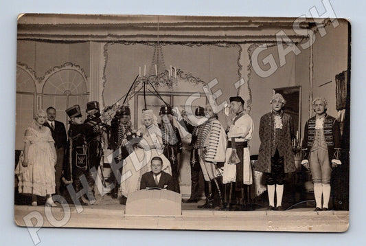 Pohlednice divadelní scéna herci kostýmy (M9434)
