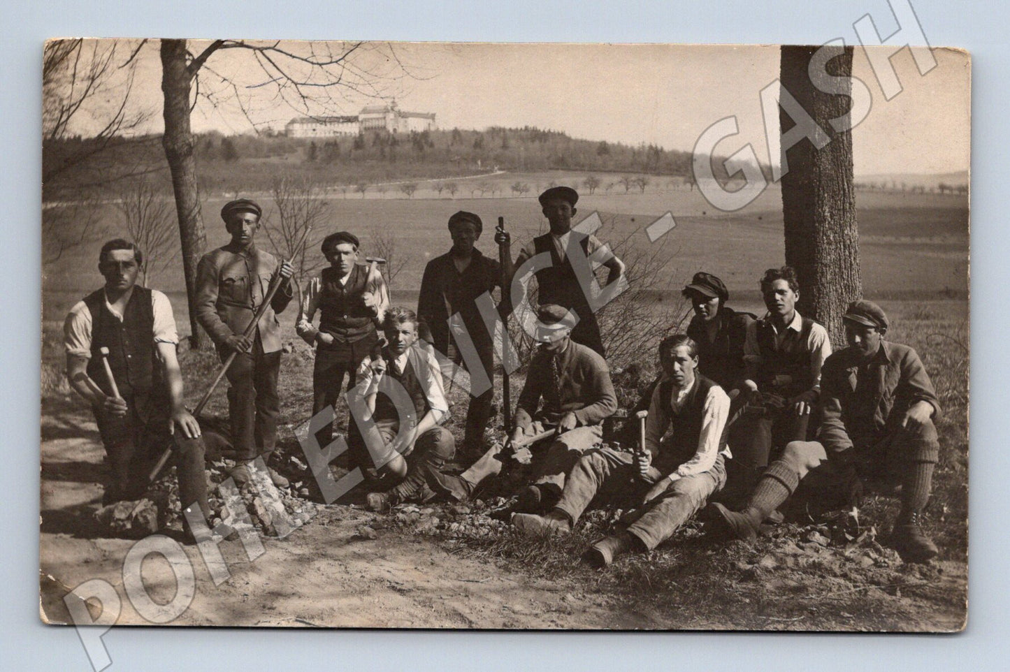 Pohlednice dělníci zámek v pozadí ČSR (M9439)