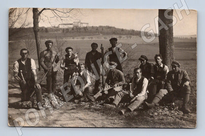 Pohlednice dělníci zámek v pozadí ČSR (M9439)