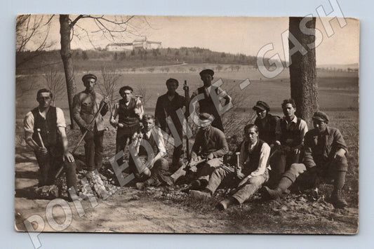 Pohlednice dělníci zámek v pozadí ČSR (M9439)