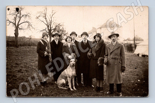 Pohlednice skupina osob se psem počátek 20 stol (M9441)