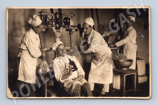 Pohlednice cukráři v dílně etnografická (M9443)