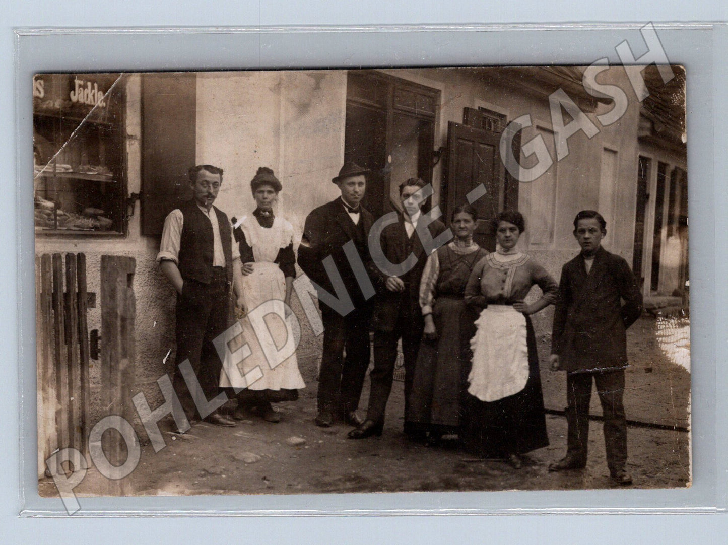 Postcard group in front of house RU 1912 (M9451)