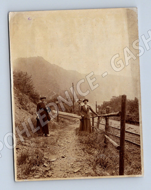 Pohlednice dámy u železniční trati cca 1900 (M9456)