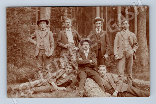 Pohlednice skupina mužů v lese 1914 ČR (M9457)