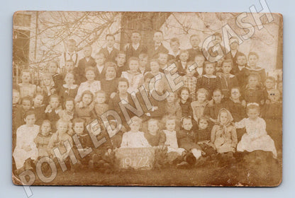 Postcard school group 1924 SCHOOL IN THE MOUNTAIN (M9458)