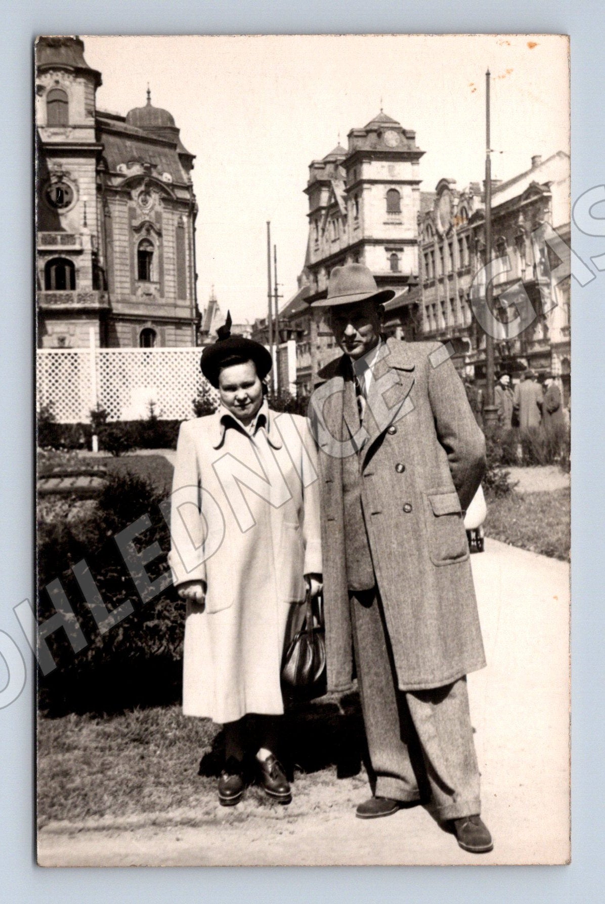 Postcard two men in the park small format (M9459)