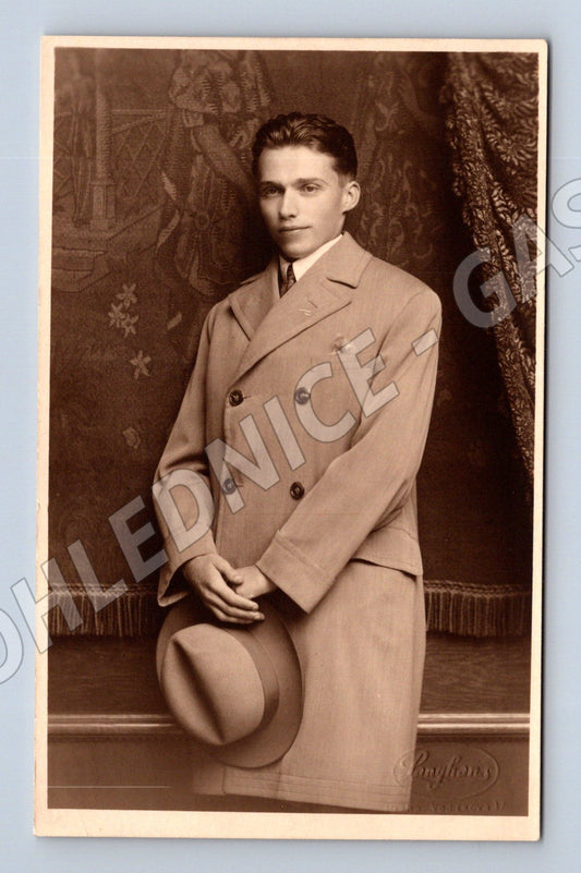 Pohlednice mladý muž s kloboukem ateliér (M9468)