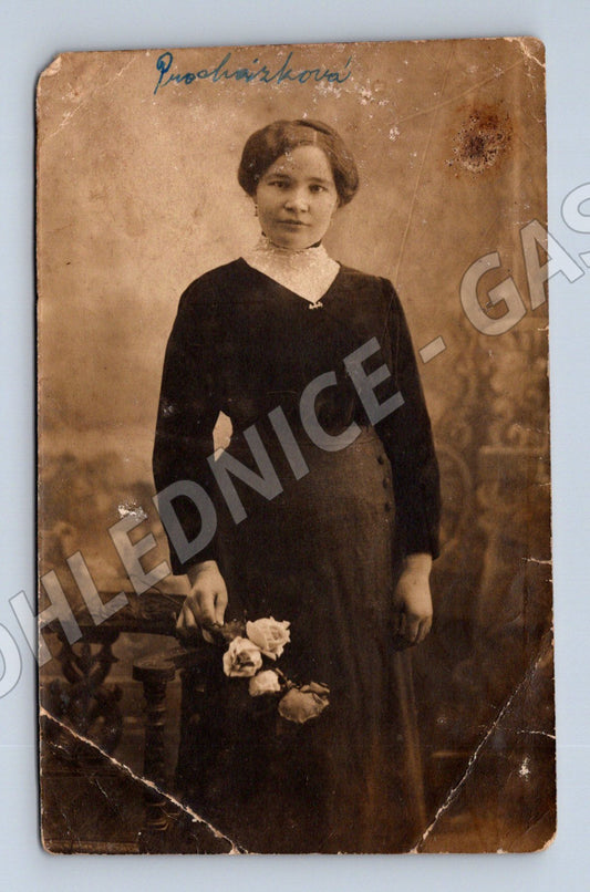 Pohlednice mladá žena věnování cca 1910 (M9474)