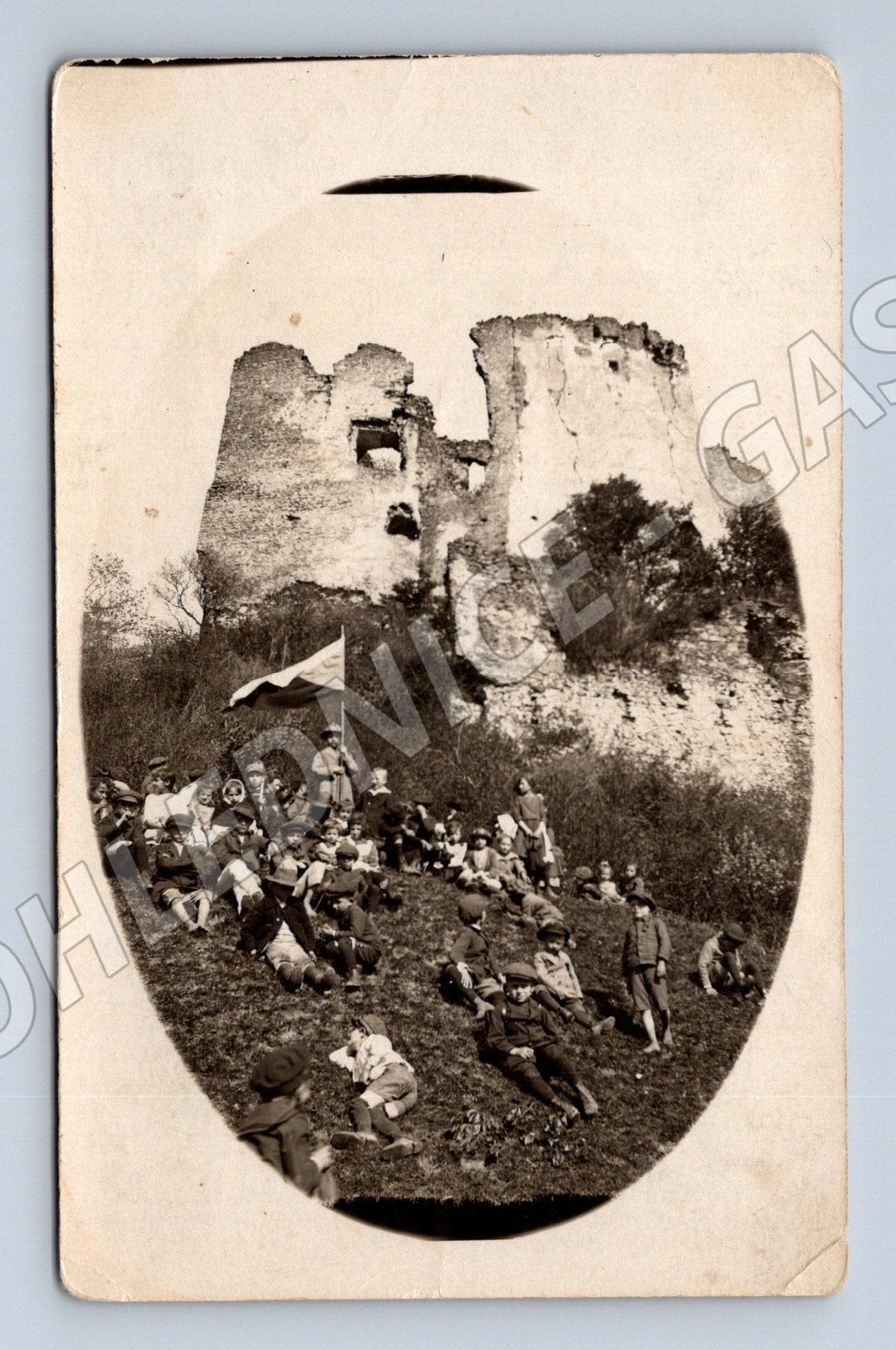 Postcard group at the castle ruins (M9475)