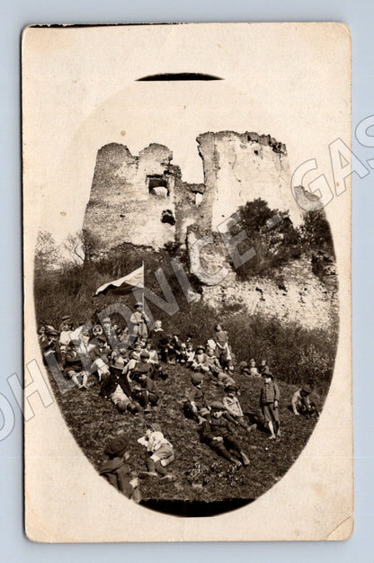 Postcard group at the castle ruins (M9475)