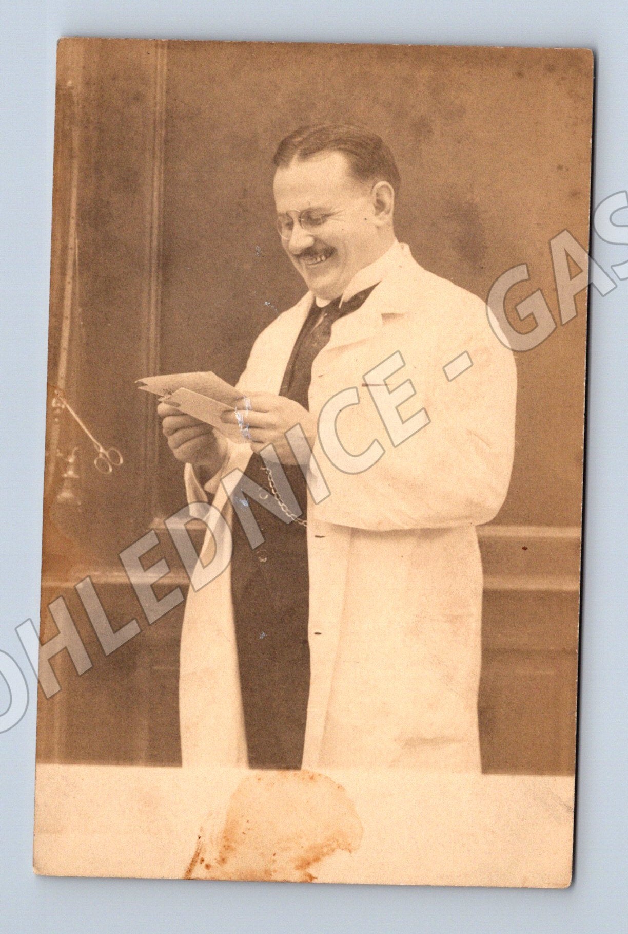 Postcard man in white coat doctor scientist (M9478)
