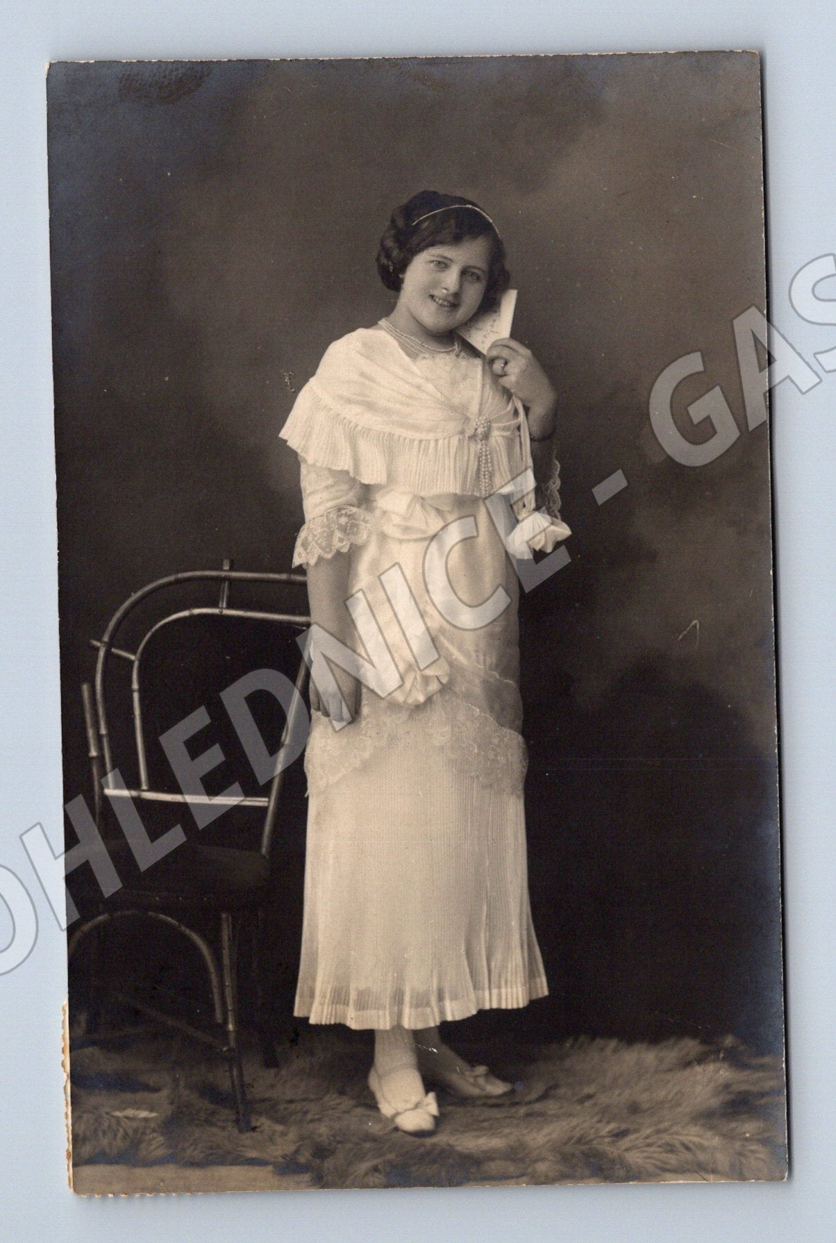 Postcard girl Austria Hungary 1910 (M9480)