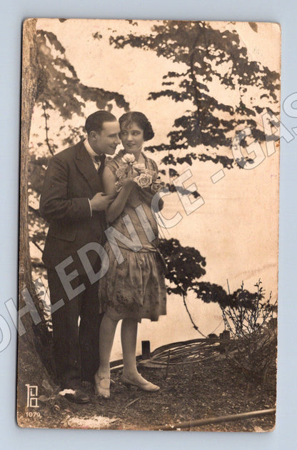 Postcard romantic couple Czechoslovakia small format (M9481)