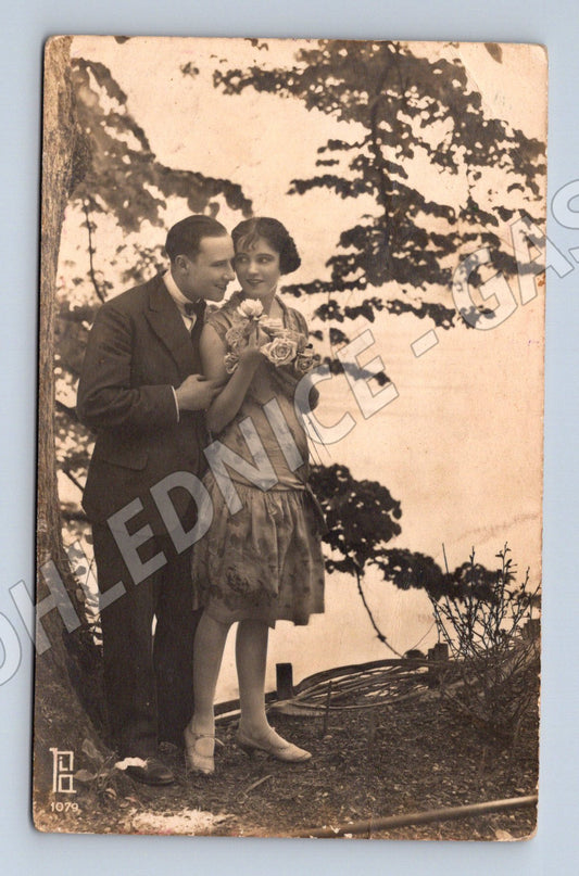 Postcard romantic couple Czechoslovakia small format (M9481)