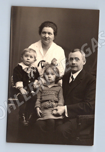 Postcard family studio portrait (M9483)