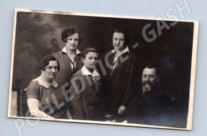 Postcard family portrait 1926 Benešov (M9488)