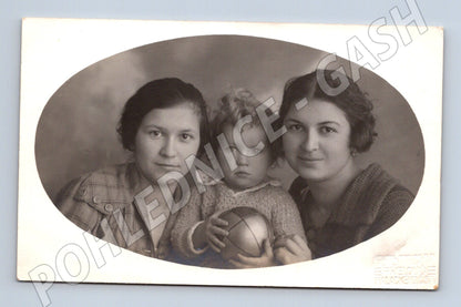 Postcard portrait of two women and a child Prague Přeluč (M9500)