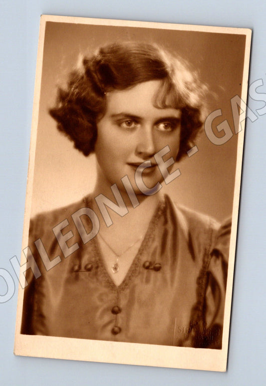 Pohlednice portrét ženy Praha cca 1937 (M9517)