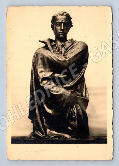 Postcard statue of a personality in black and white (M9658)