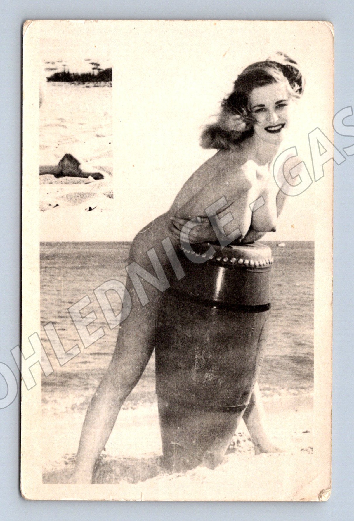 Postcard woman with a barrel on the beach (M9800)