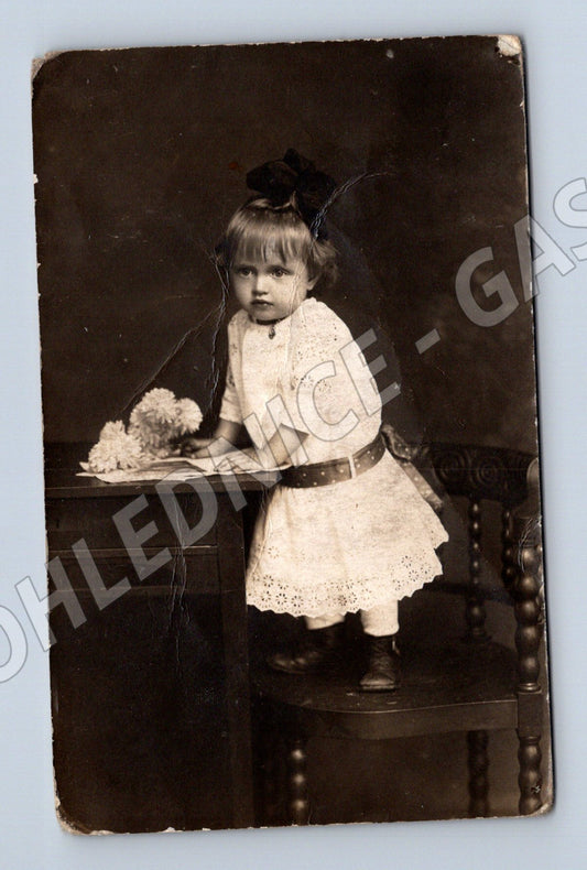 Postcard Prague 1918 girl at the table (M9868)