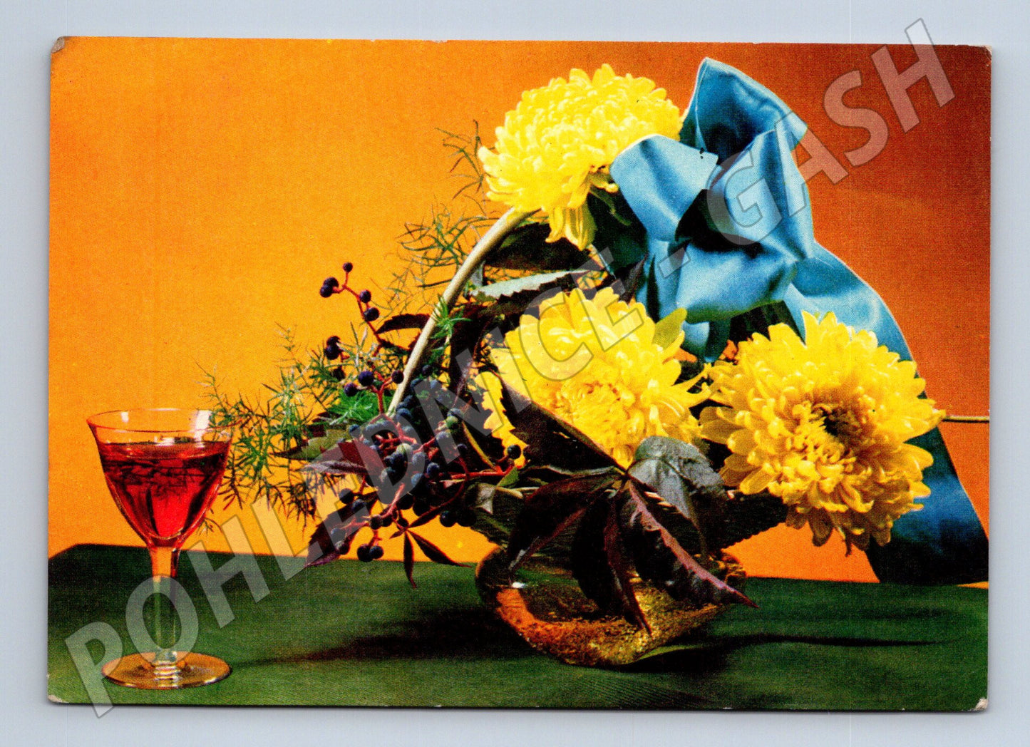 Postcard Czechoslovakia bouquet with blue ribbon (M9884)