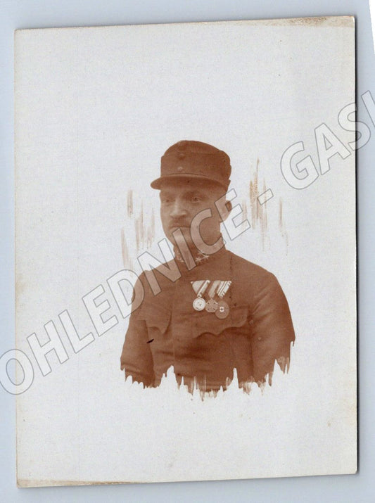 Pohlednice portrét muže v uniformě s medailemi (P1072)
