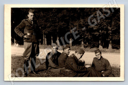 Pohlednice skupina vojáků v lese (P1103)