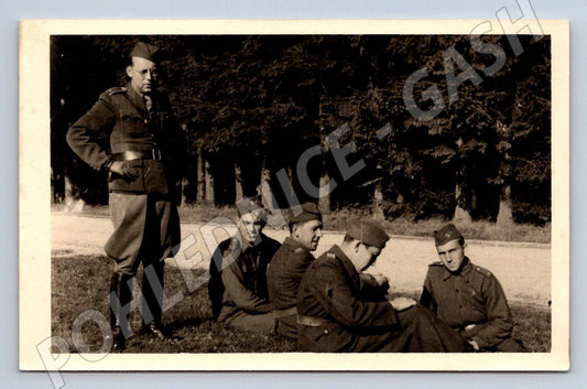 Pohlednice skupina vojáků v lese (P1103)