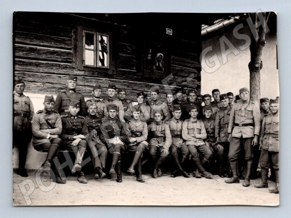 Pohlednice skupina vojáků před budovou (P1143)