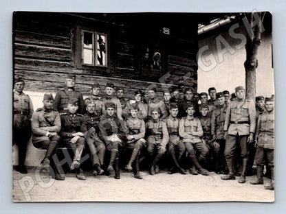Pohlednice skupina vojáků před budovou (P1143)