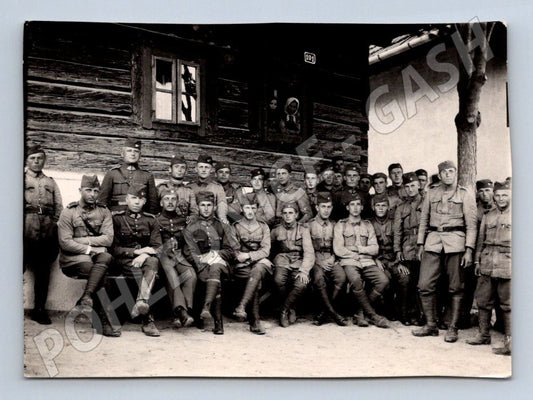Pohlednice skupina vojáků před budovou (P1143)