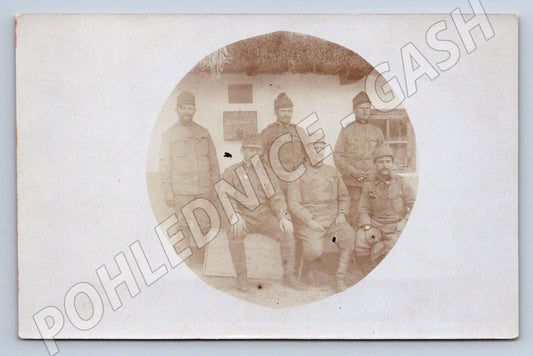 Pohlednice skupina vojáků v uniformách 1900 (P1144)