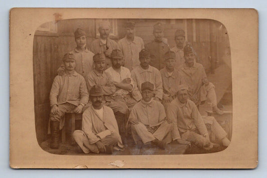 Pohlednice skupina mužů vojáci 1900 (P1181)