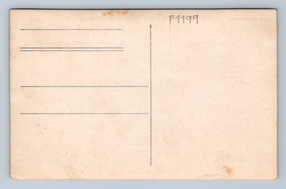 Pohlednice vojáci venkovská scéna dřevěná kamenná stavba 1920 (P1199)