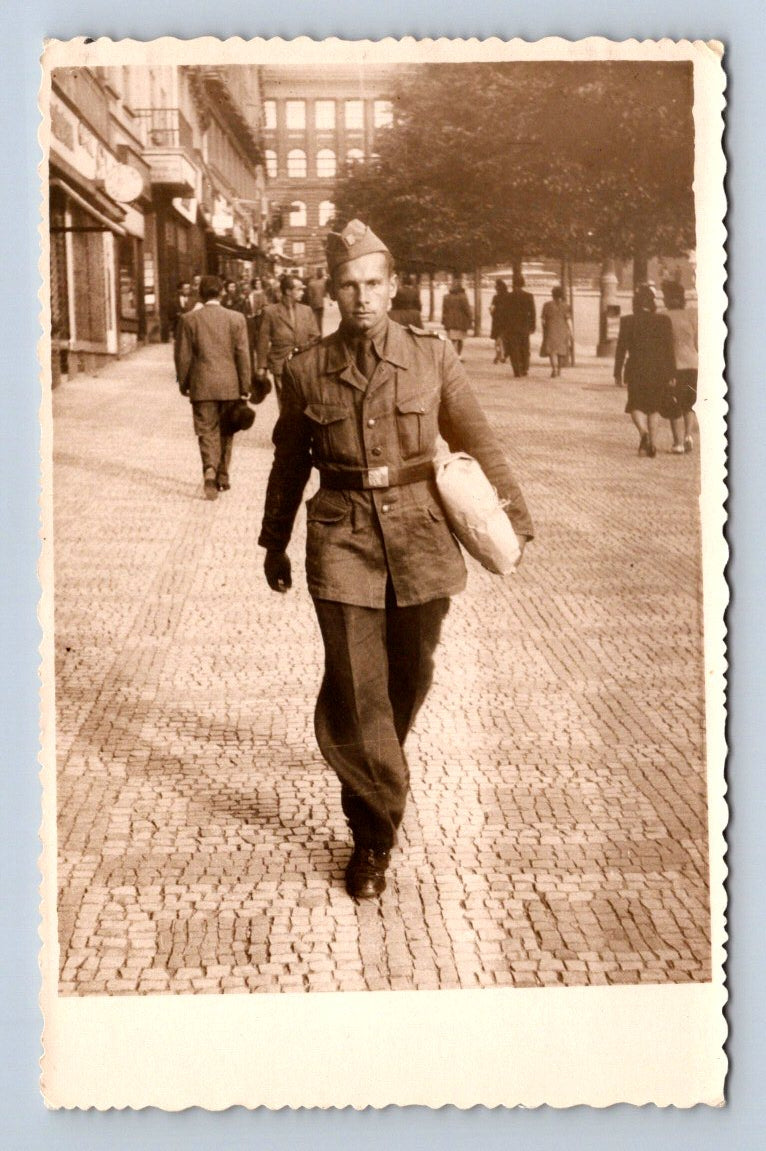 Pohlednice Václavské náměstí voják na ulici (P1202)